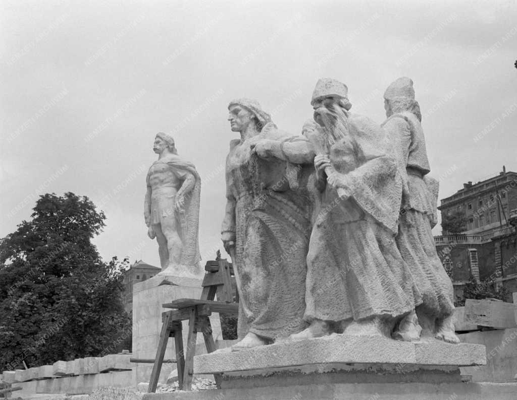Kultúra - Városkép - Épül a Dózsa György-emlékmű Budapesten