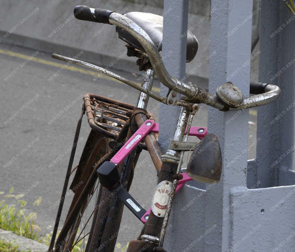 Tárgyfotó - Budapest - Rozsdás kerékpár