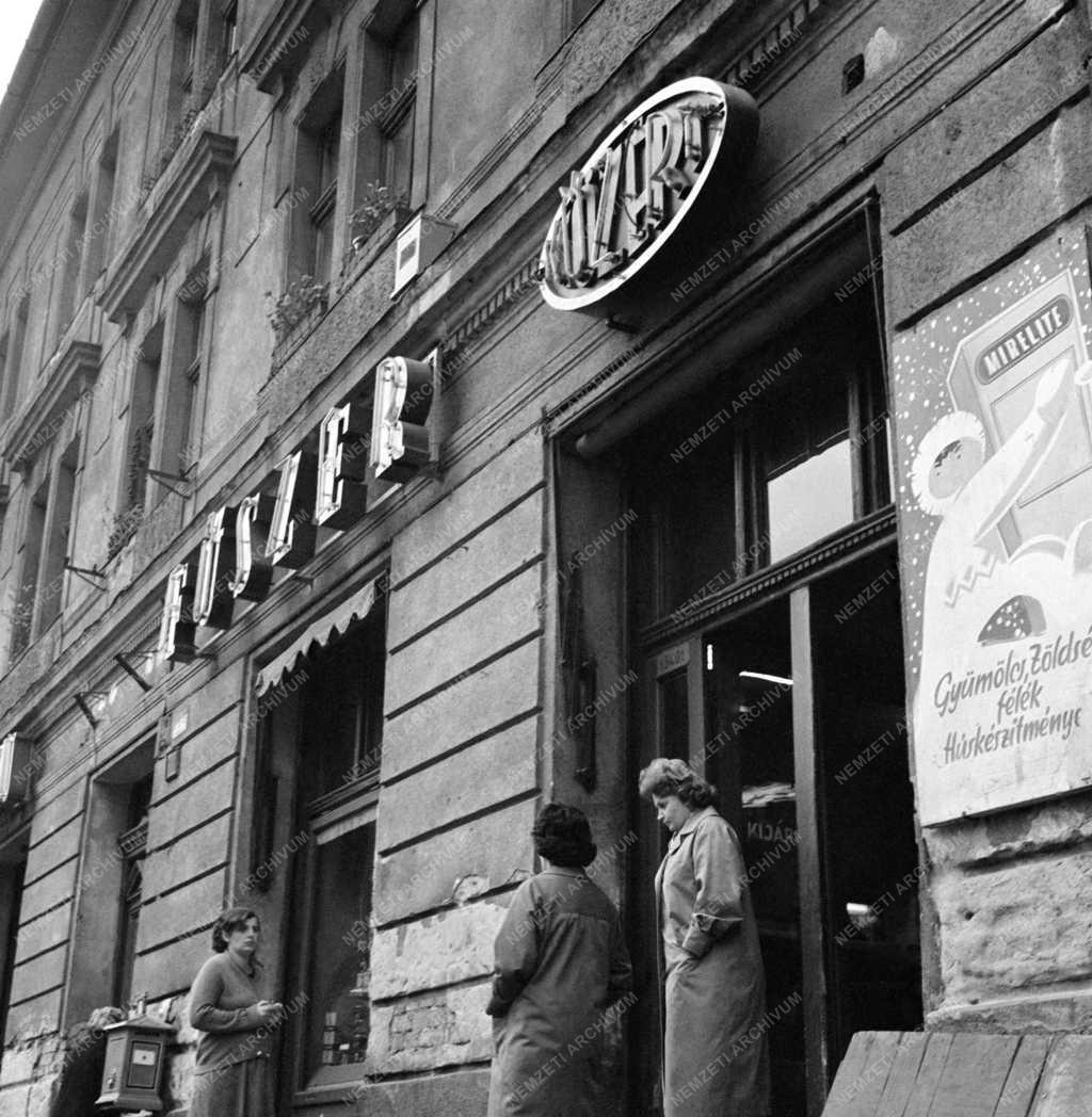 Városkép - Kereskedelem - Közért üzlet a Váci úton