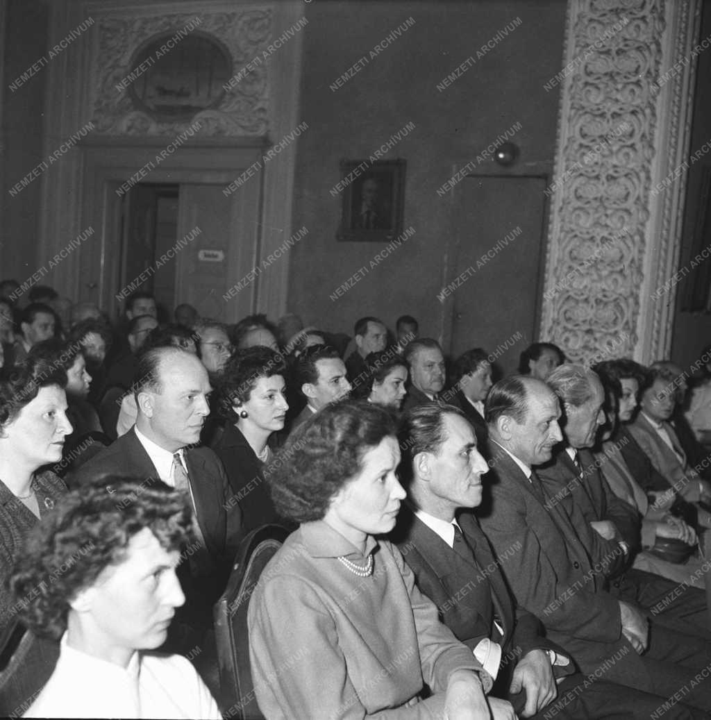 Emberi érdeklődés - MTI élüzem ünnepség