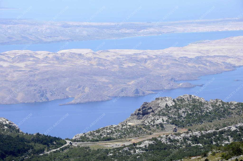 Tájkép - Kilátás a Pag szigetre a Velebit hegyről