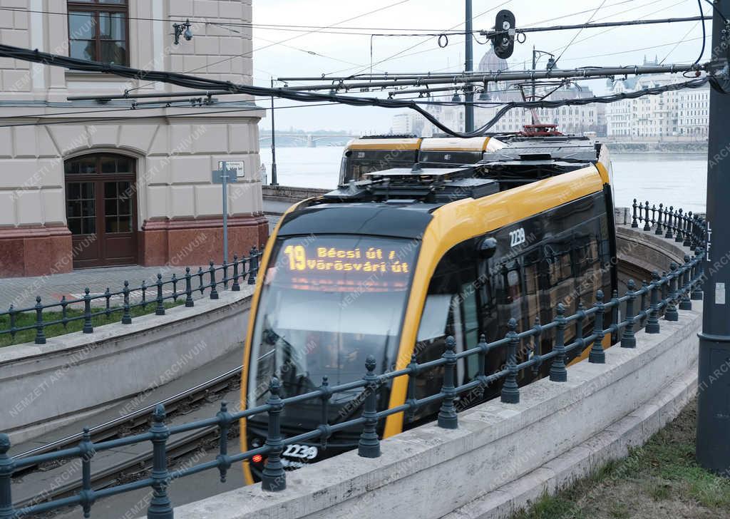 Közlekedés - Budapest - CAF-villamos a Clark Ádám téren