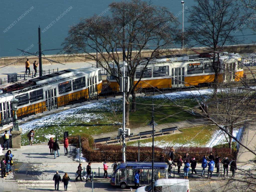 Turizmus  - Budapest - Városnézők a Clark Ádám téren