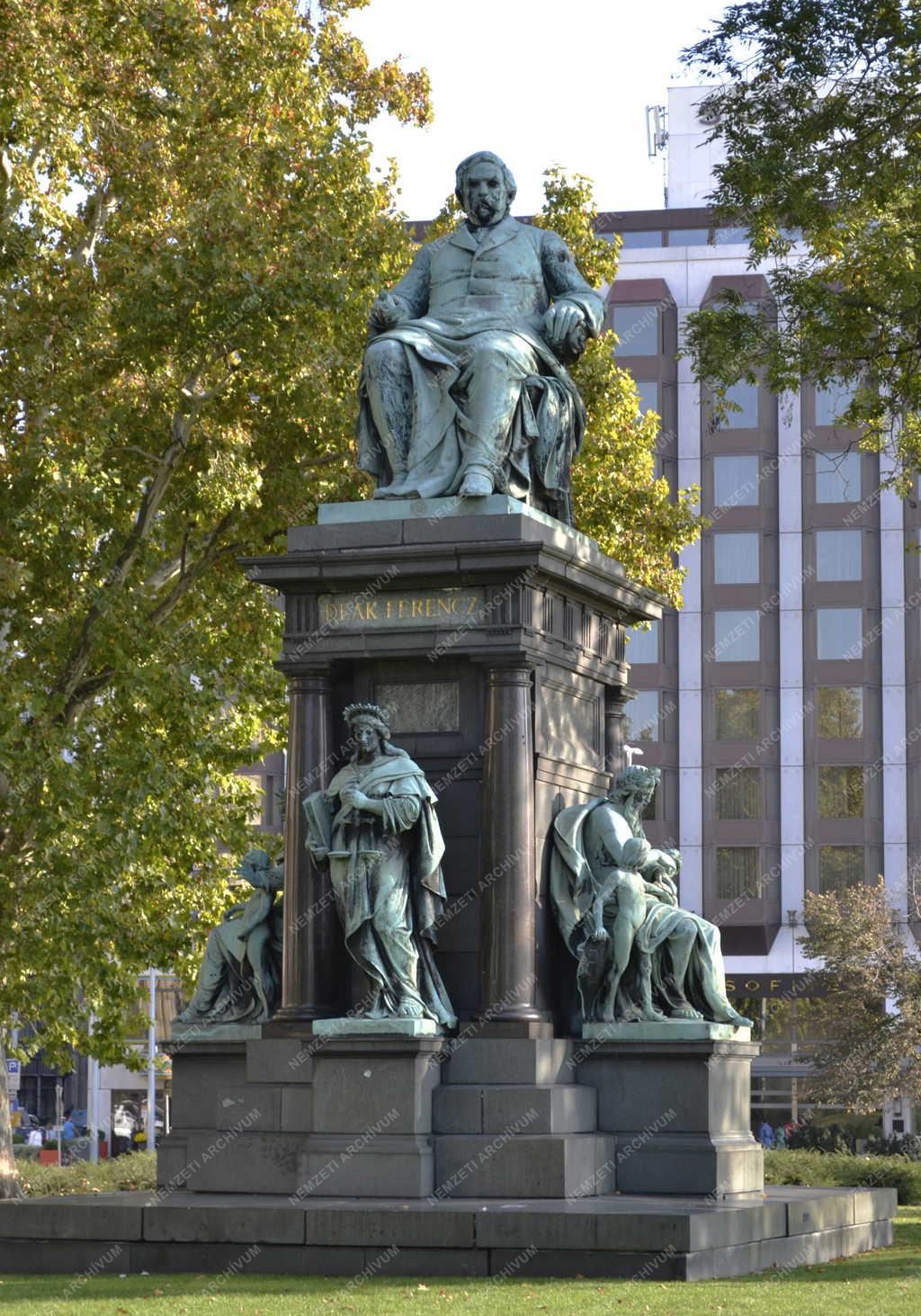 Műalkotás - Budapest - Deák Ferenc-emlékmű