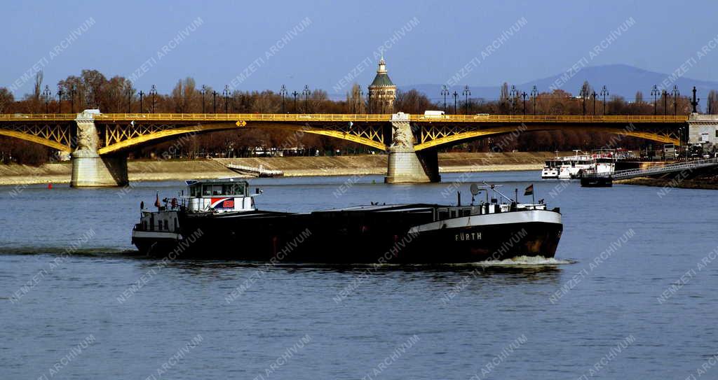 Vízi közlekedés - Budapest - Áruszállítás a Dunán 