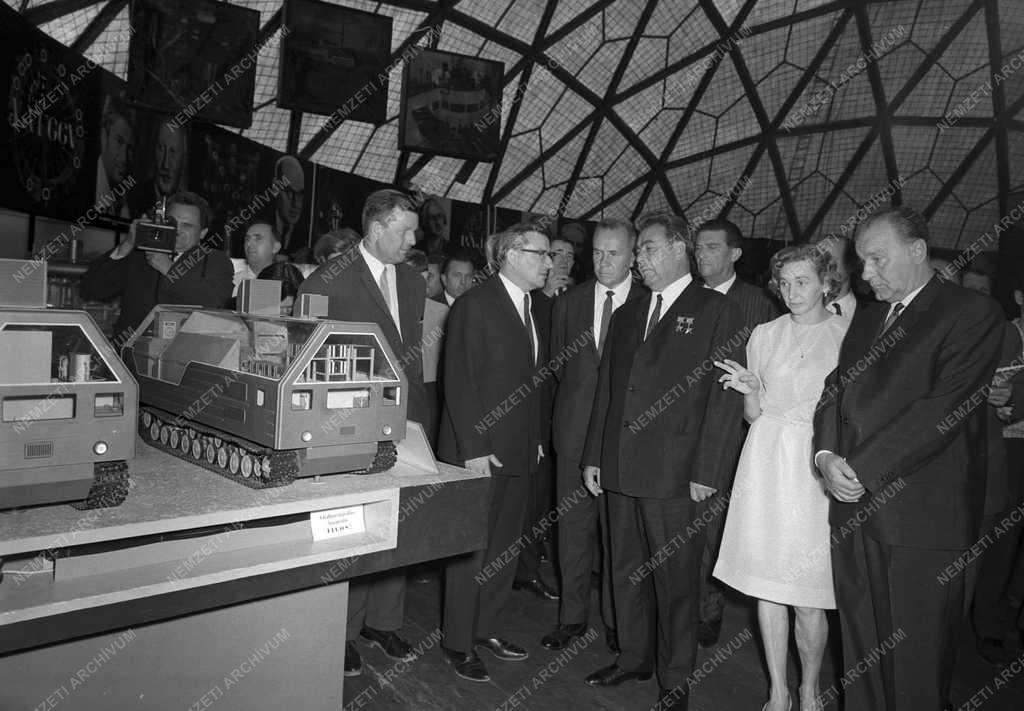 Politika – A szovjet tudomány és technika 50 éve - Kiállítás