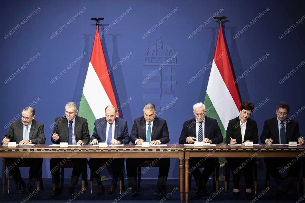 Aláírták a bérmegállapodást a Karmelita kolostorban