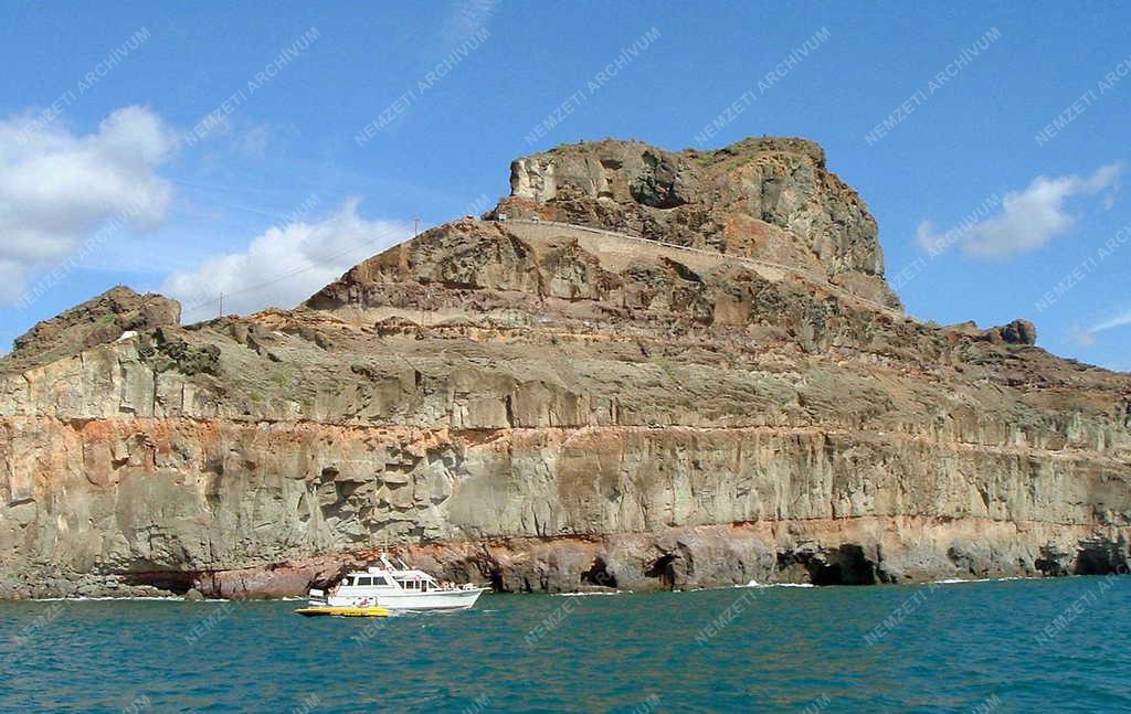 Puerto de Mogan - Jacht horgonyoz a meredek óceánparton