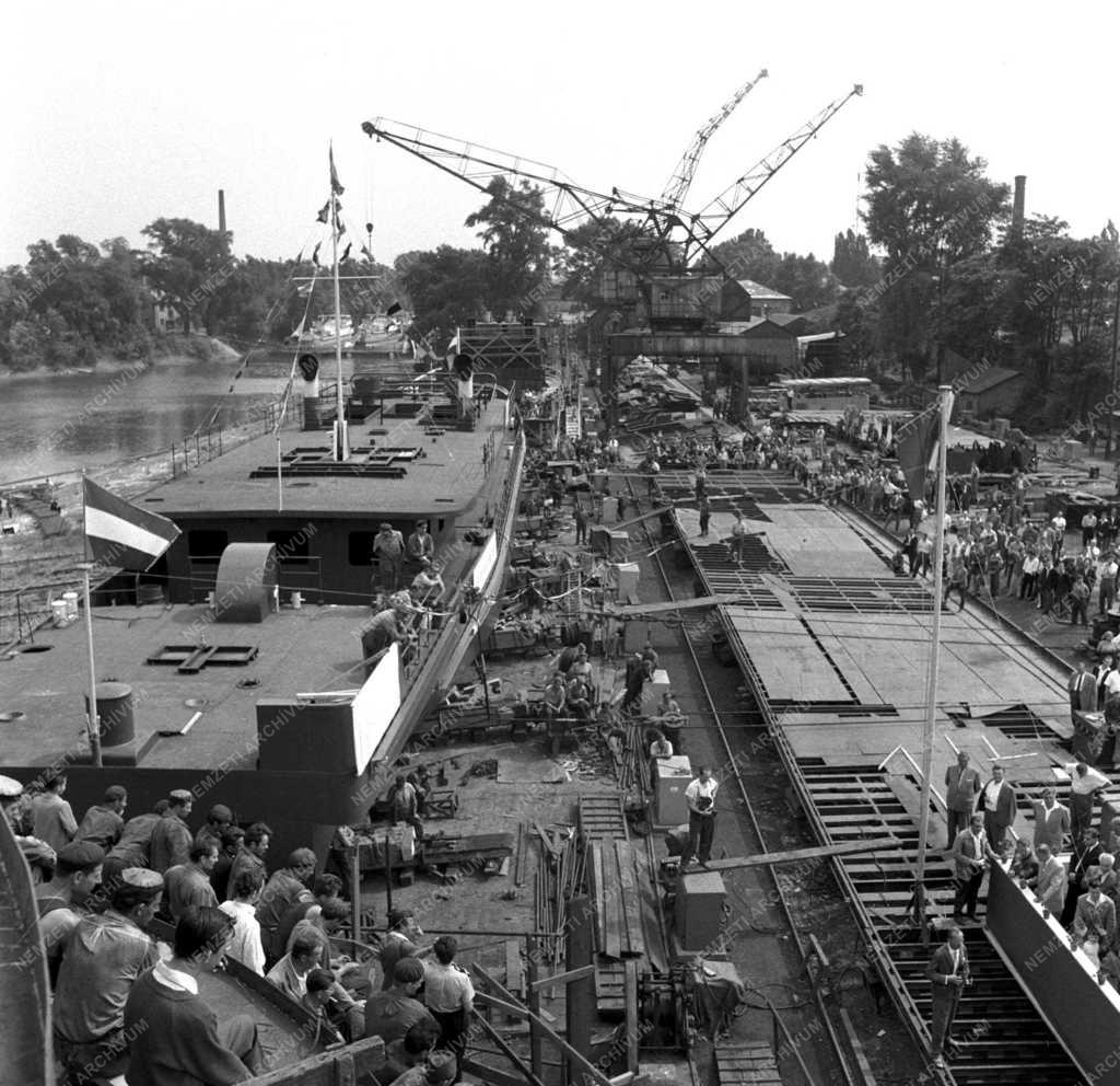 Az első kétezer lóerős folyami tolóhajó