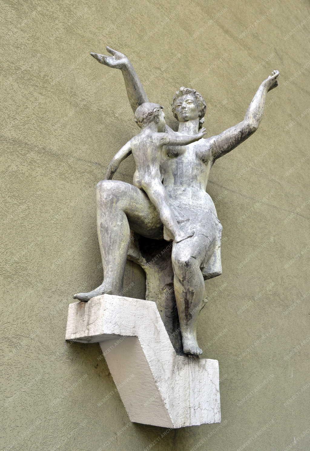 Műalkotás - Budapest - Anya gyermekével című szobor