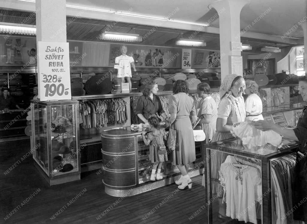 Kiskereskedelem - Árleszállítás az Úttörő Áruházban