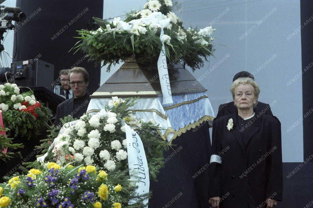 Belpolitika - Nagy Imre és mártírtársai újratemetése