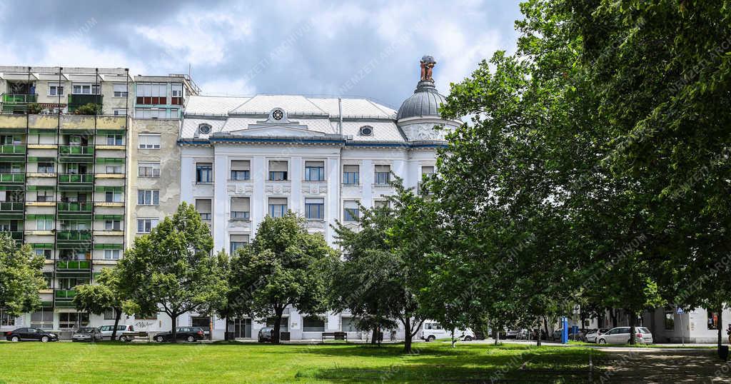 Épületfotó - Debrecen - Iparkamara a Petőfi téren