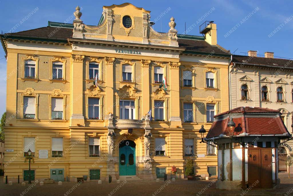 Budapest -  Házikó az óbudai Városháza előtt