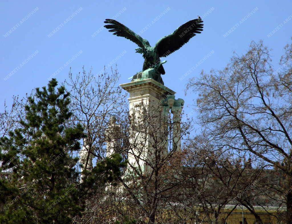 Műalkotás - Budapest - A budavári turul szobor