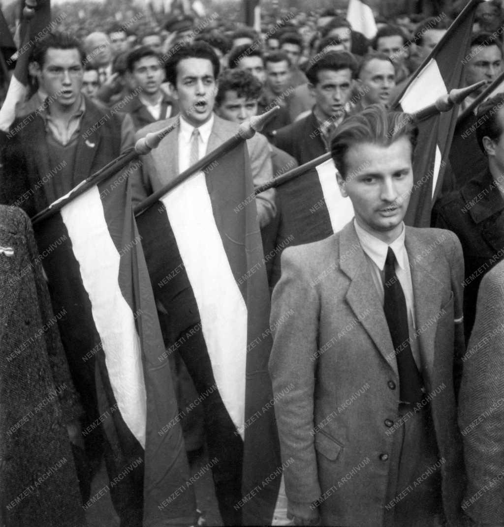 Ötvenhat emléke - Tüntetők a Bem-szobornál
