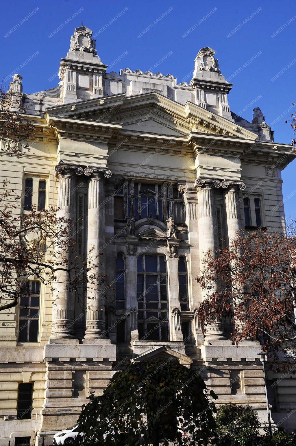 Műemlékvédelem - Budapest - Felújításra vár az egykori Tőzsde palota