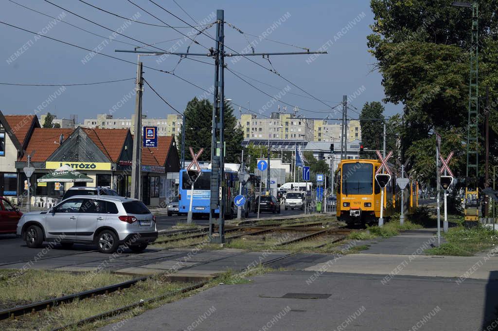 Közlekedés - Budapest - Vonat, villamos és közúti kereszteződés