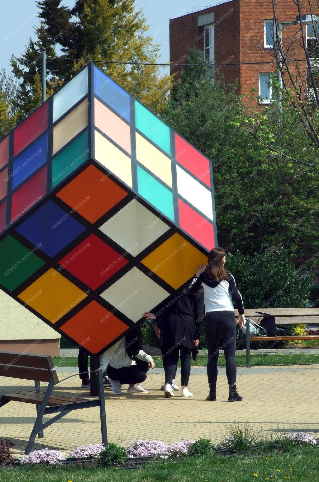 Városkép - Százhalombatta - Emlékkép készül a köztéri Rubik-kockánál