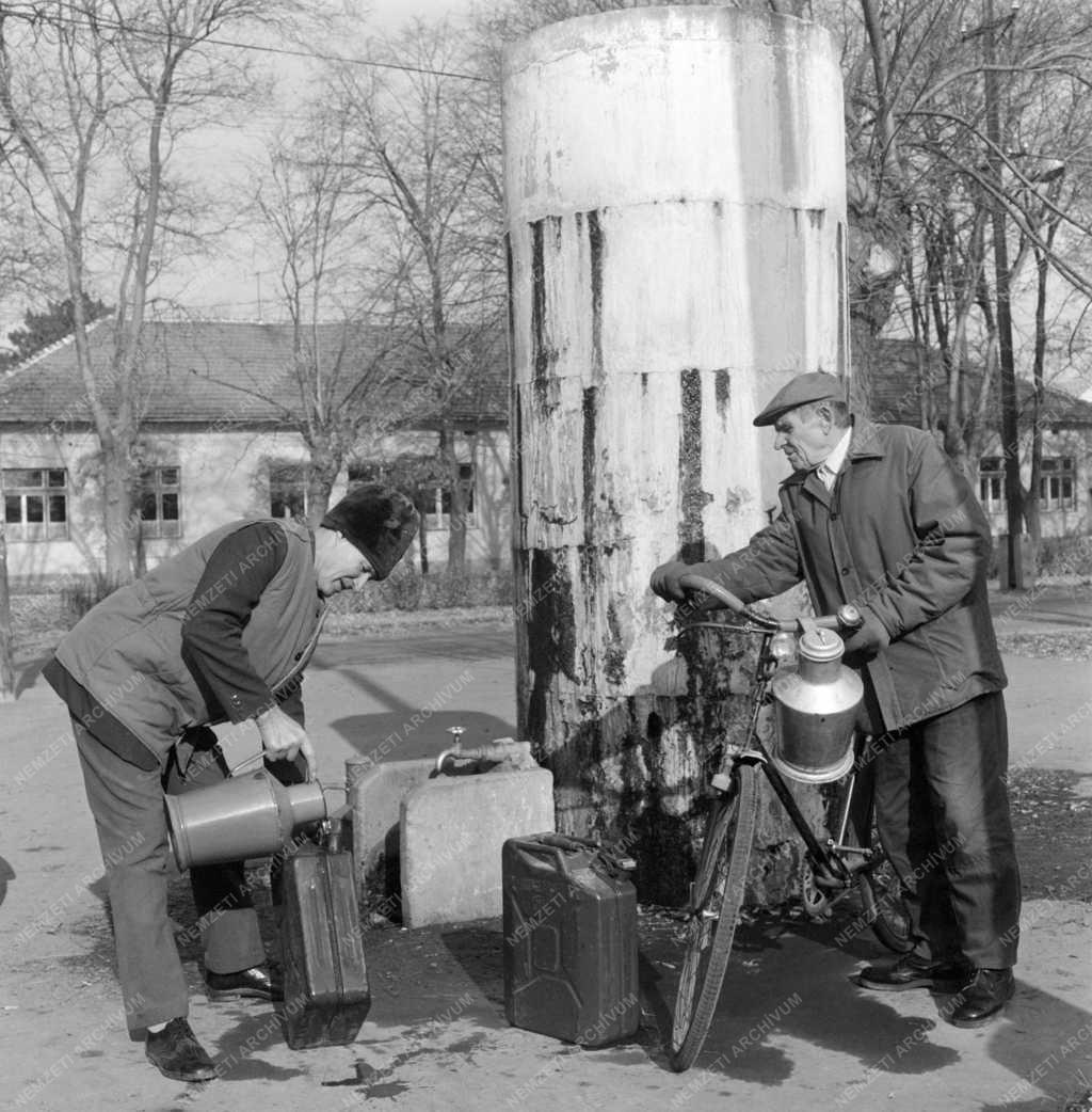Városkép-életkép - Férfiak a falu kútjánál