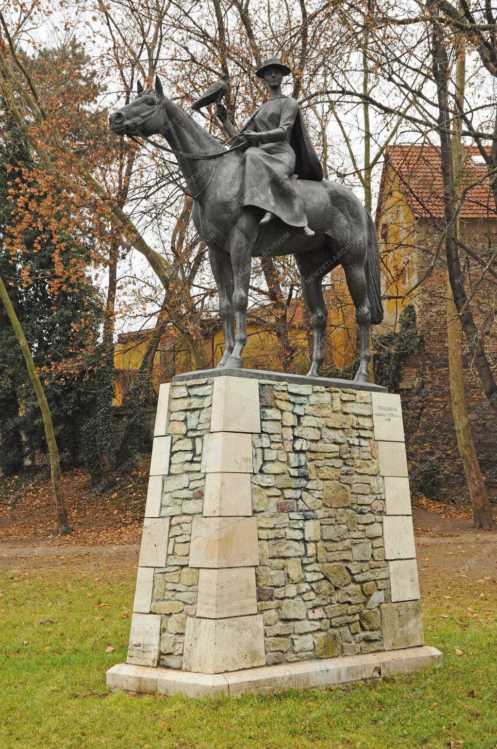 Tata - Köztéri szobor