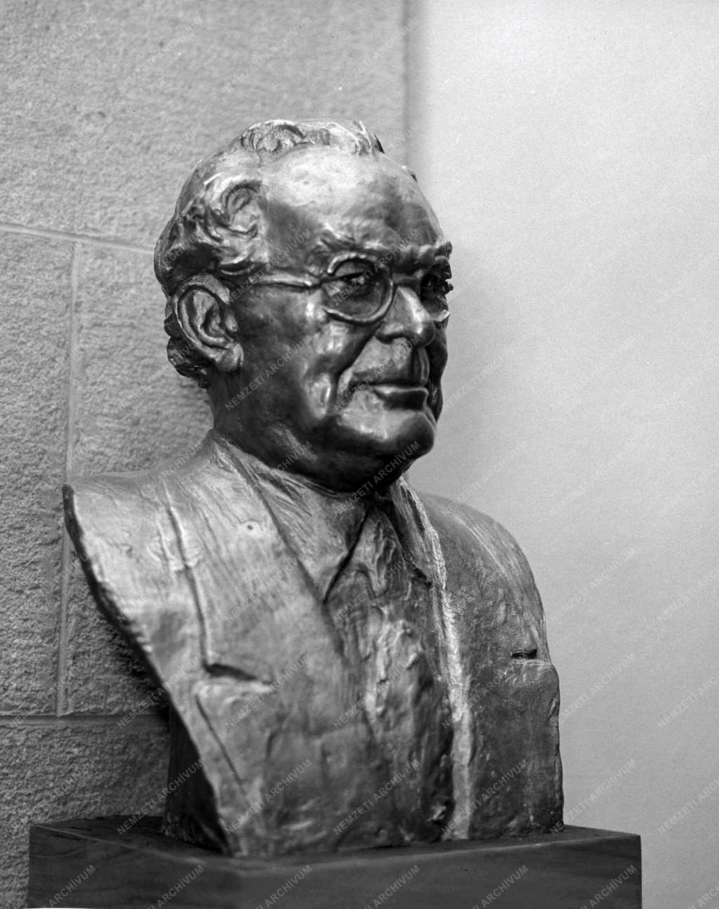Belpolitika - Művészet - Szakasits Árpád mellszobra