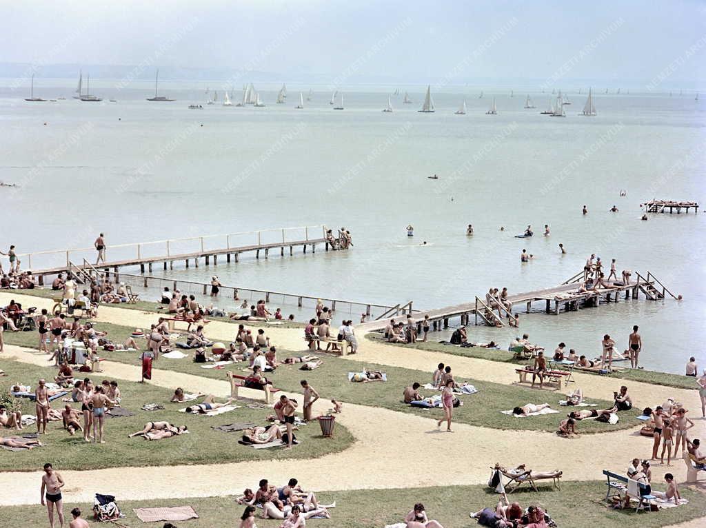 Szabadidő - Turizmus - Balatoni strand
