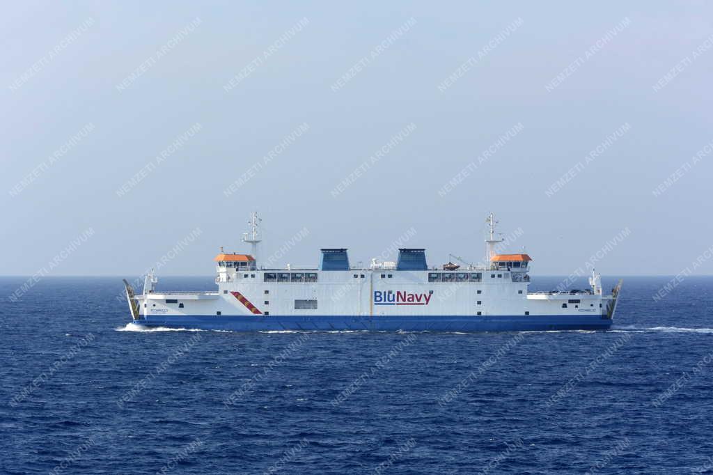 Közlekedés - Piombino - Komphajó a Tirrén-tengeren