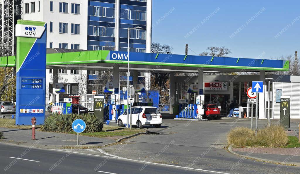 Közlekedés - Budapest - Az OMV egyik benzinkútja