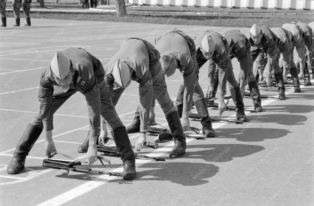 Fegyveres erők - Szovjet laktanyalátogatás