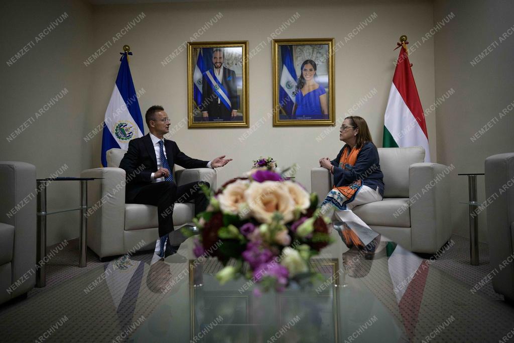 Szijjártó Péter Salvadorban