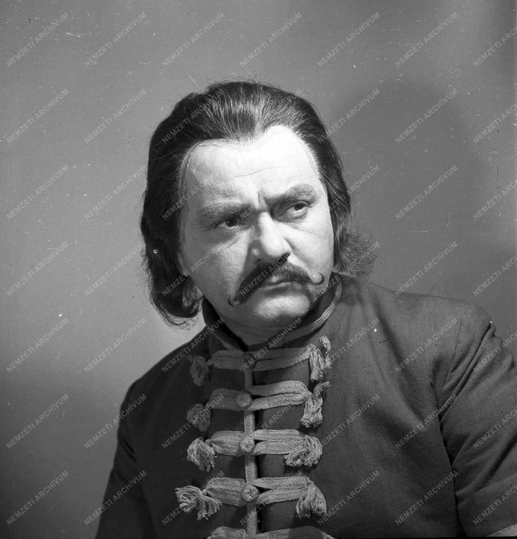 Színház -  A Magyar Néphadsereg Színháza