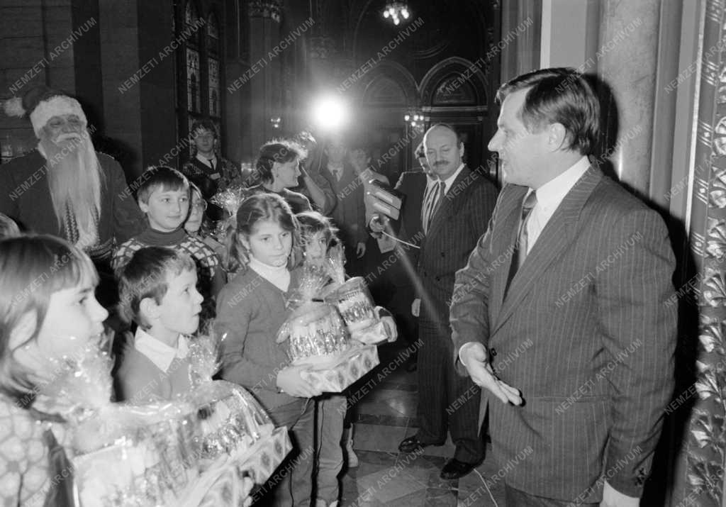 Belpolitika - Magyarság - Erdélyi menekültek gyerekeit fogadta