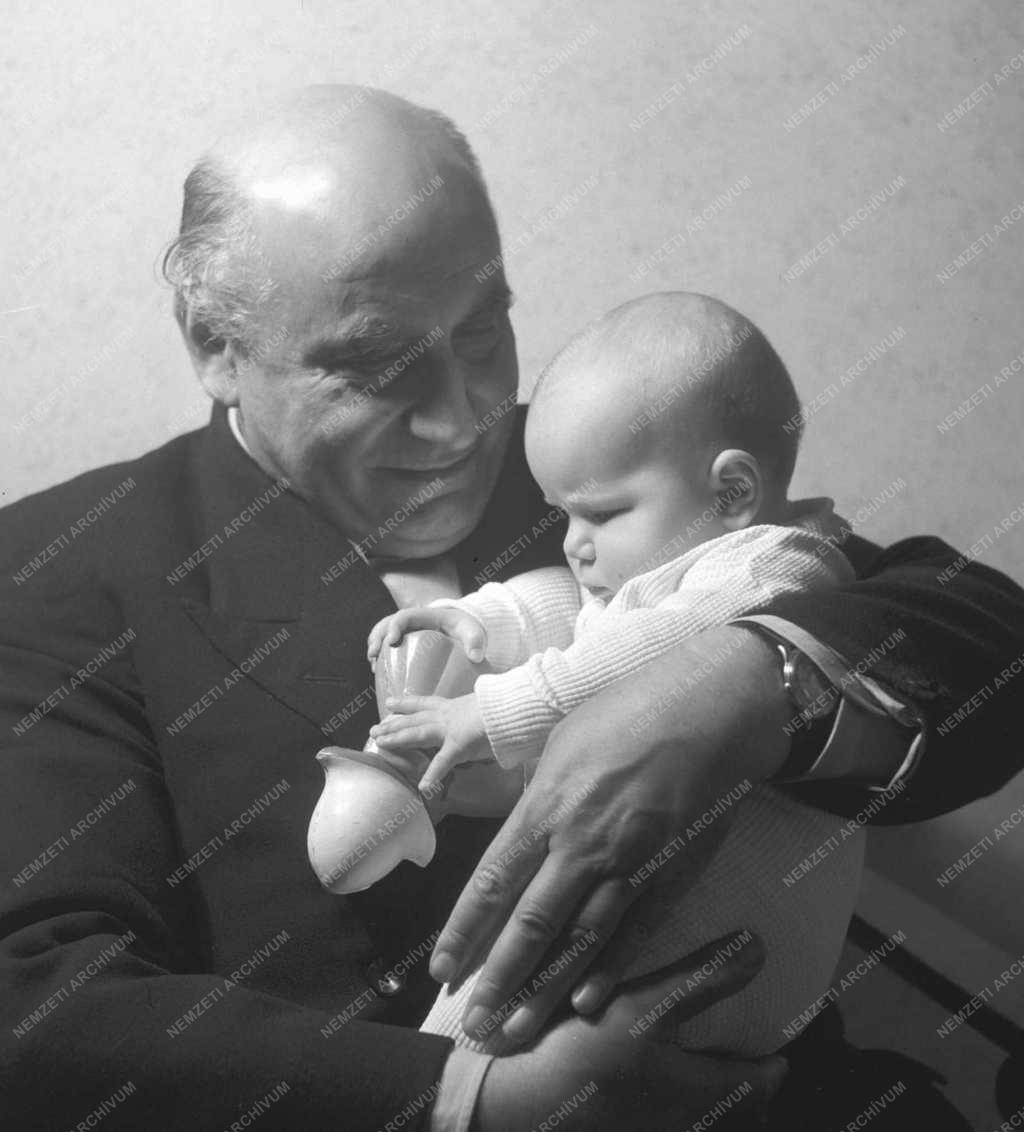 Személy - Illés Béla író