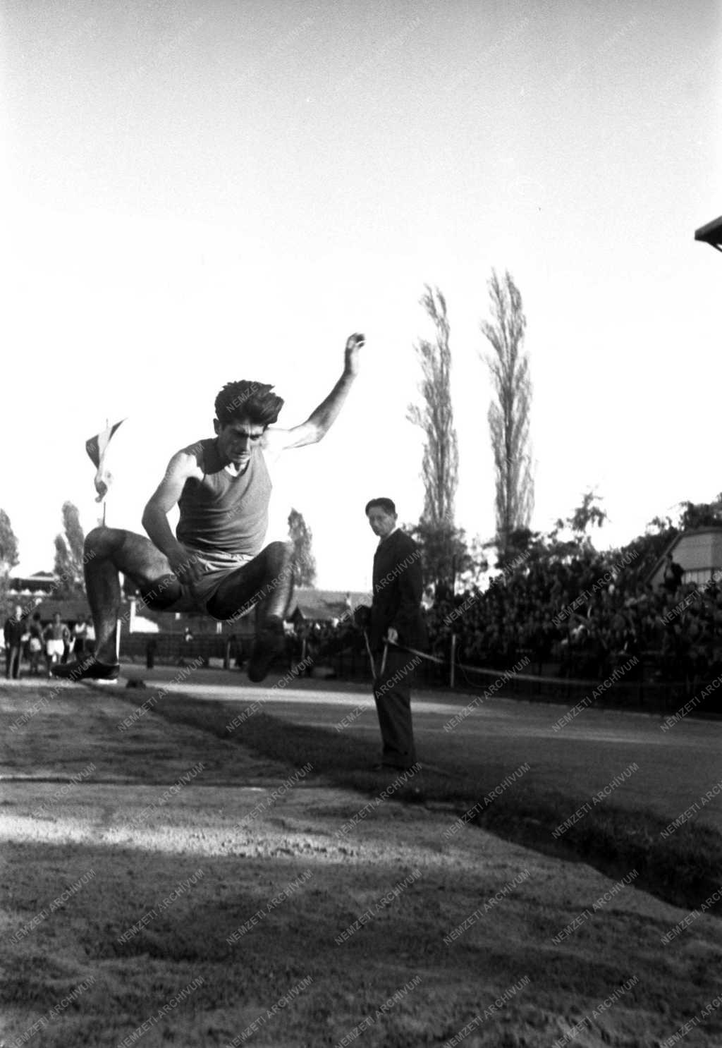 Falusi dolgozók szpartakiádja a népligeti Vasas-pályán