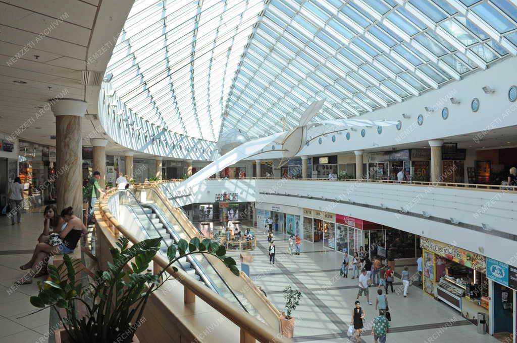 Kereskedelem - A Plaza bevásárlóközpont Debrecenben