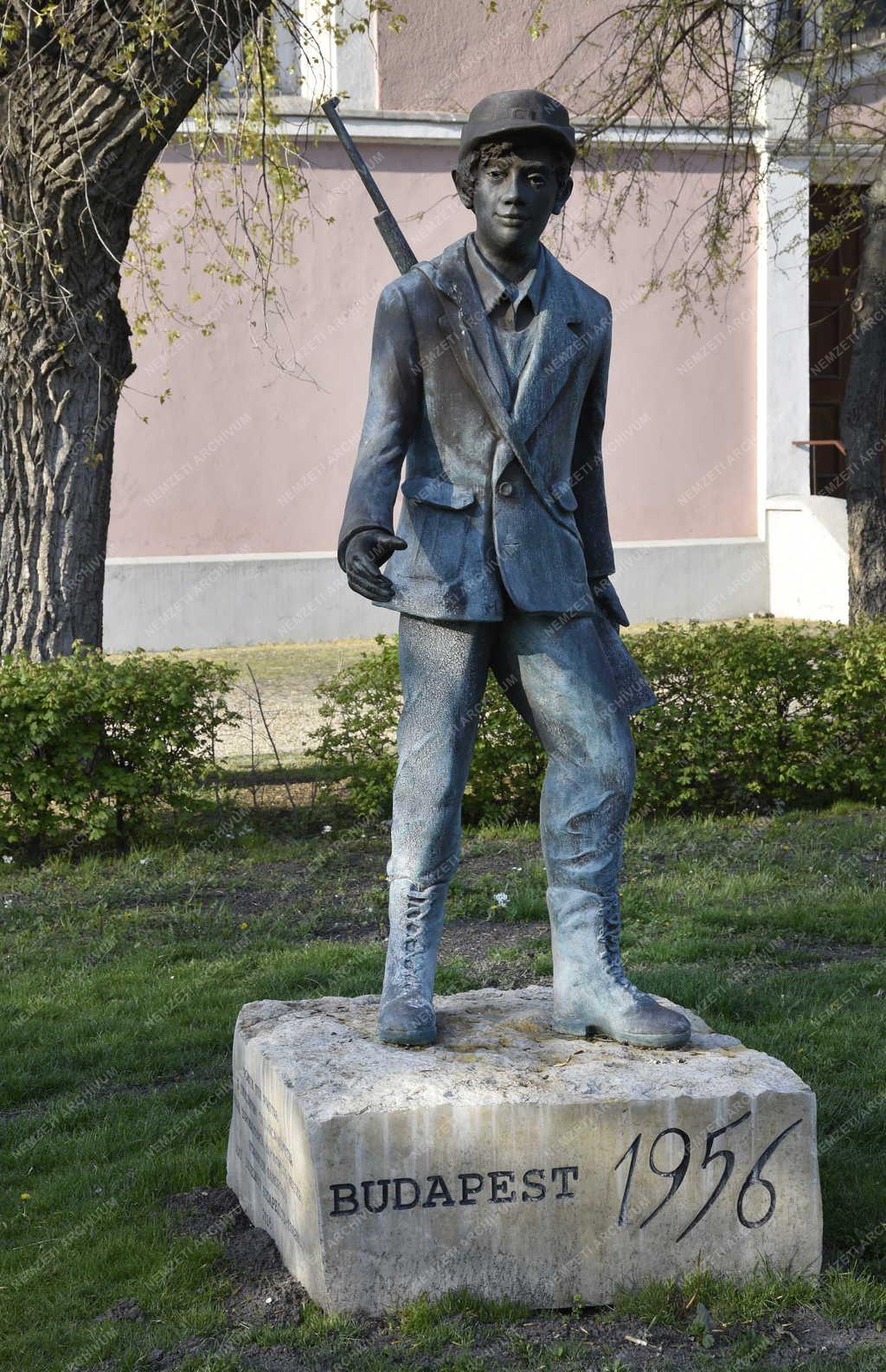 Városkép - Budapest - Csepel - Pesti srác című szobor