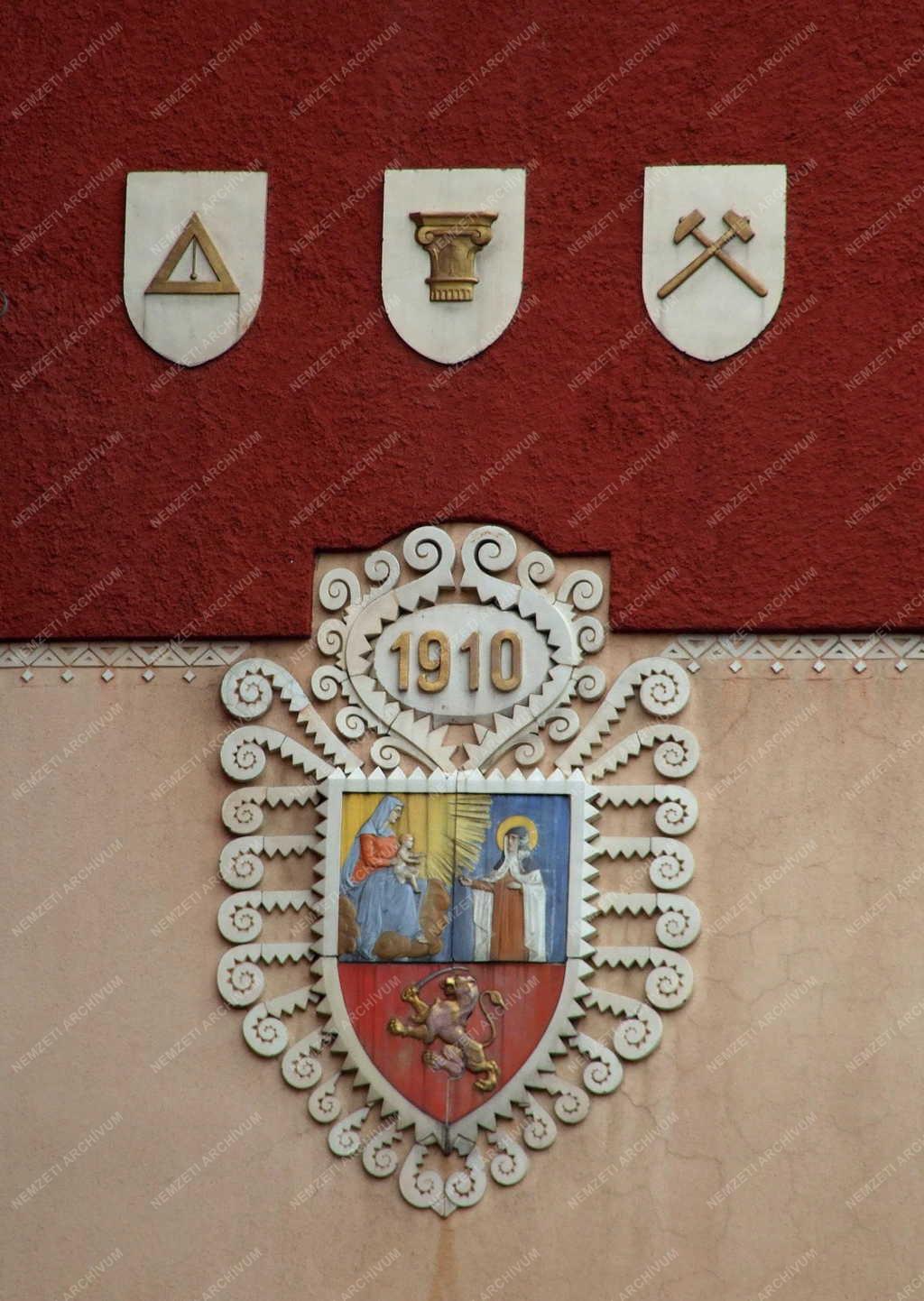 Jelkép - Szabadka - A város címere a Városháza falán