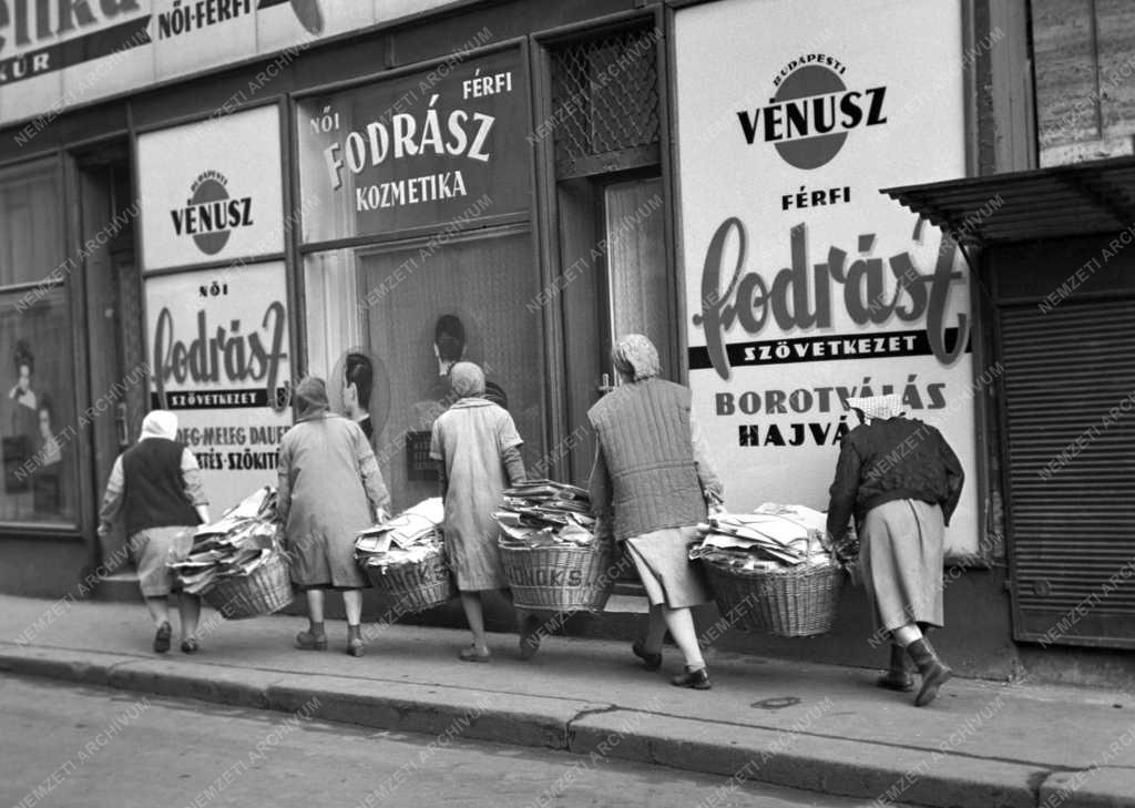 Életkép - Cipekedő budapestiek