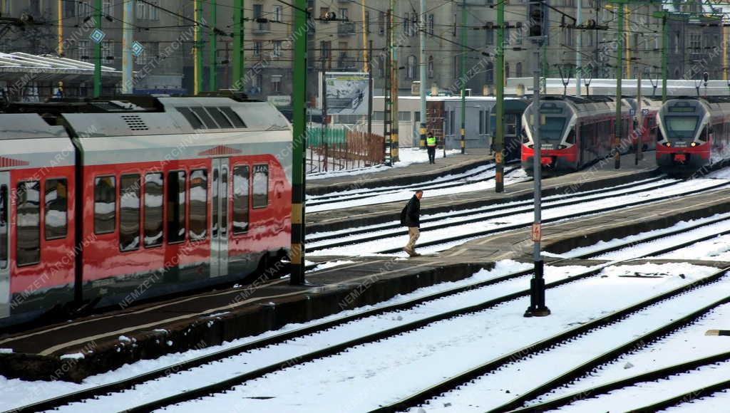Közlekedés - Vonatok a Déli pályaudvaron