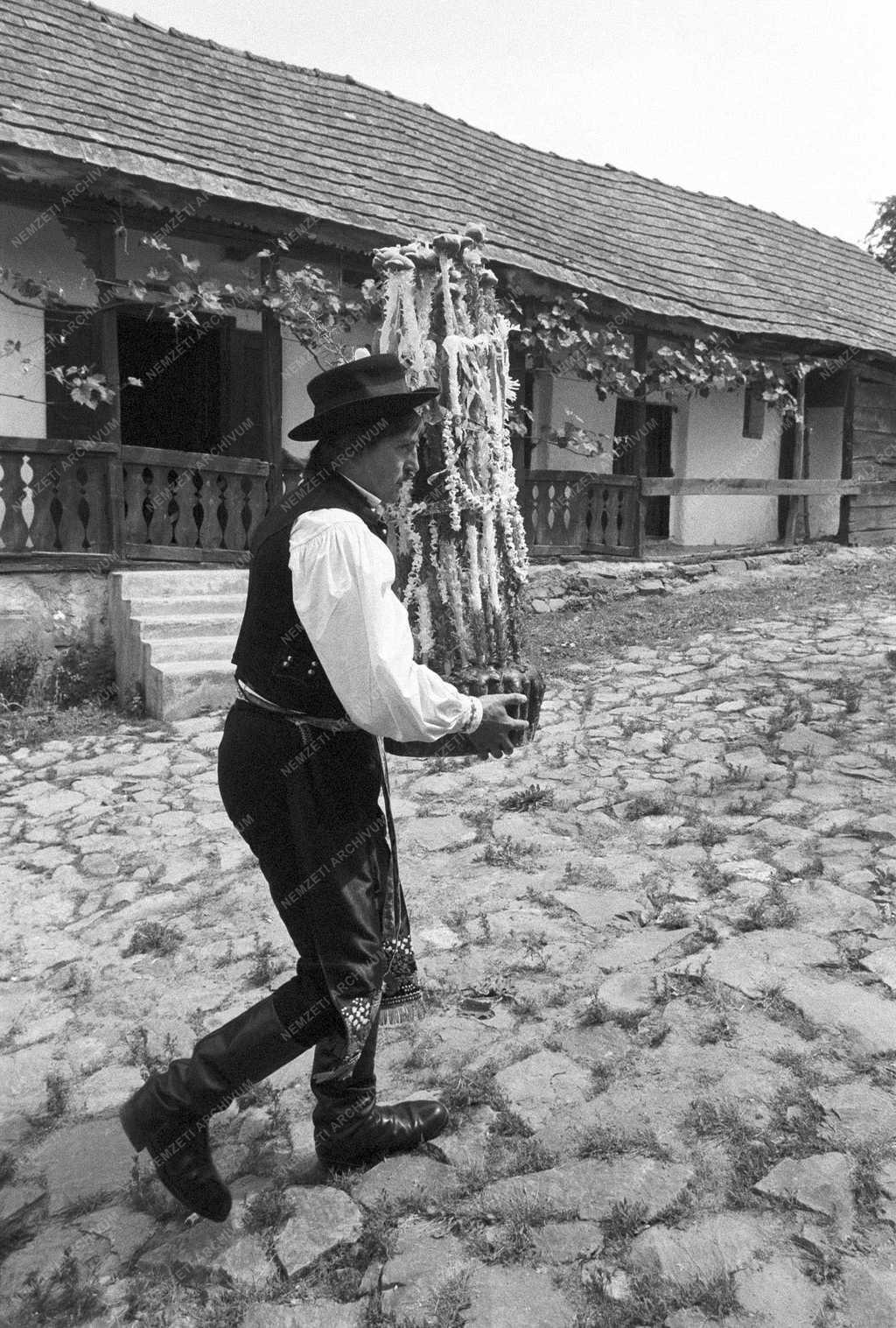 Népszokások - Hollókői lakodalom