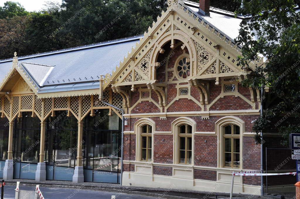 Műemlékvédelem - Budapest - A felújított zugligeti lóvasút-állomás 