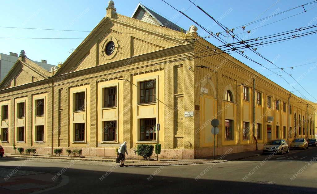 Budapest - Városkép - Irodaház a trolibuszgarázsból