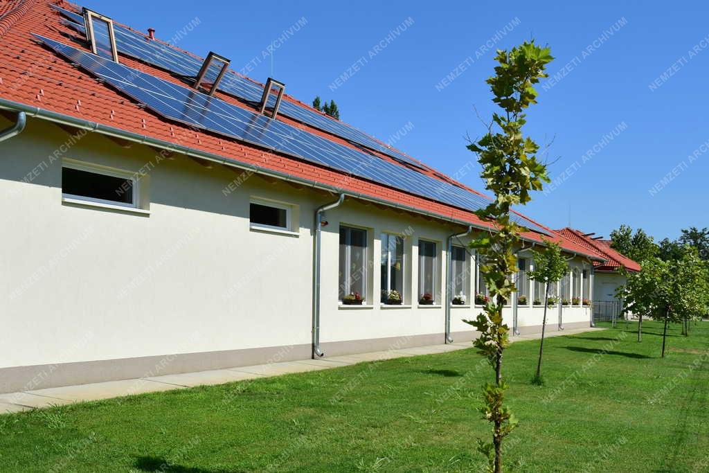 Energia - Napelemek a helvéciai Napvirág Óvoda és Bölcsőde épületén