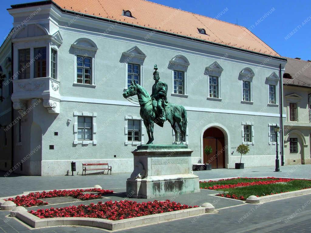 Városkép - Budapest - Hadik-szobor a budai Várban 