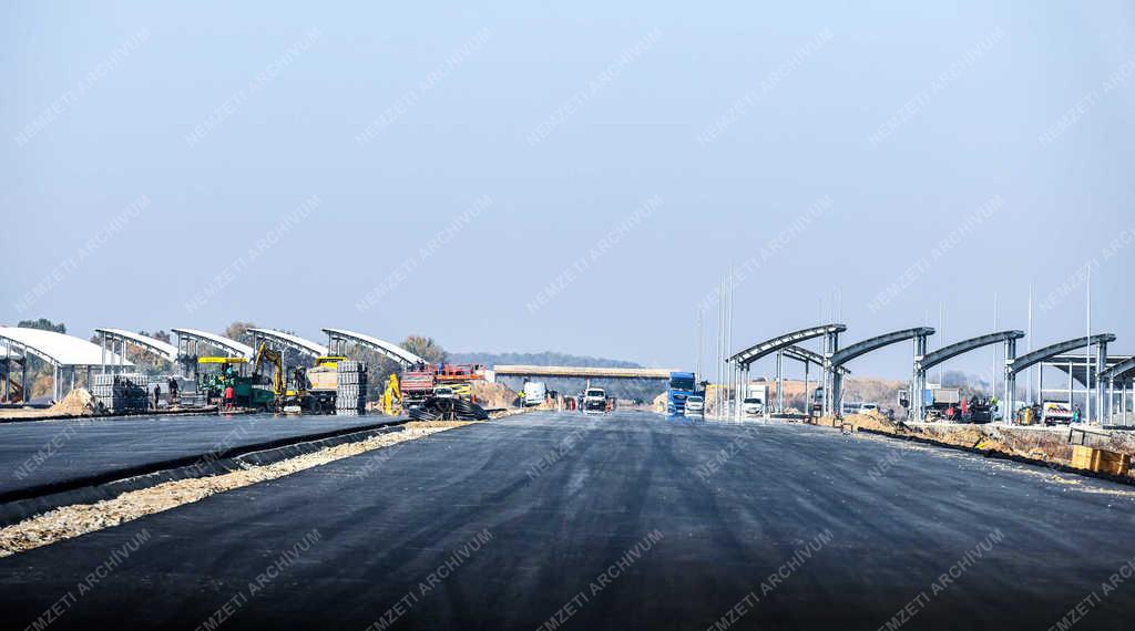 Útépítés - Berettyóújfalu - Az M4-es autópálya építése a román határig