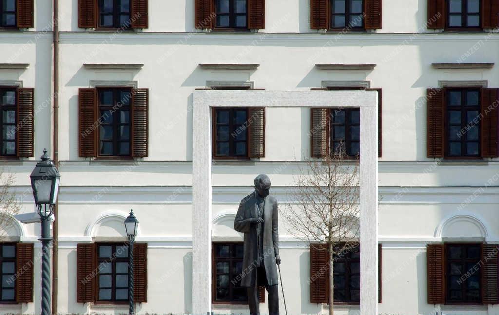 Köztéri szobor - Budapest - Bethlen István a Kármelita kolostor előtt