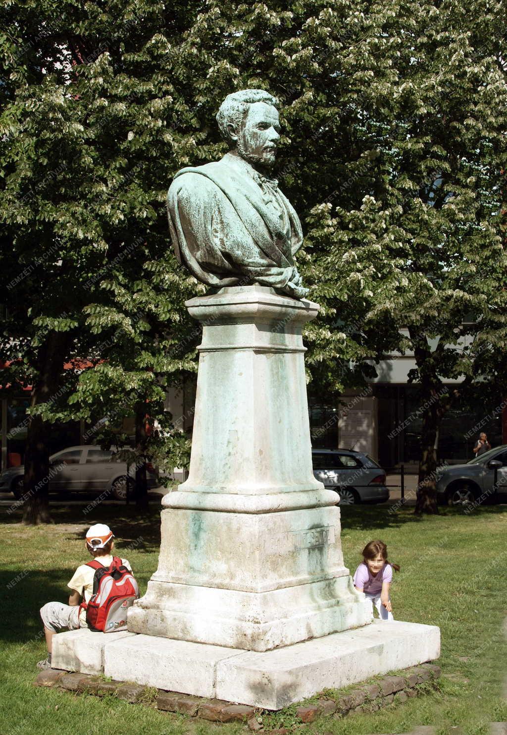 Budapest - Köztéri szobor - Életkép