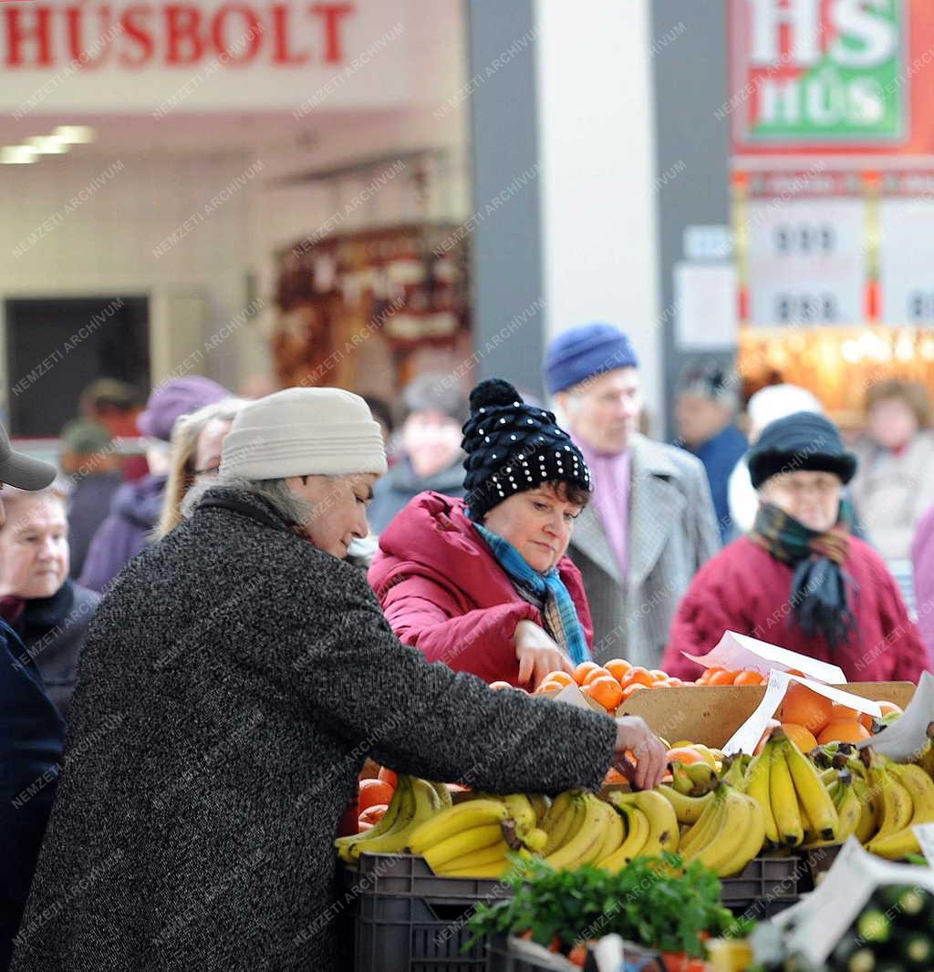 Kereskedelem - Debrecen - Vásárlók a debreceni Piaccsarnokban