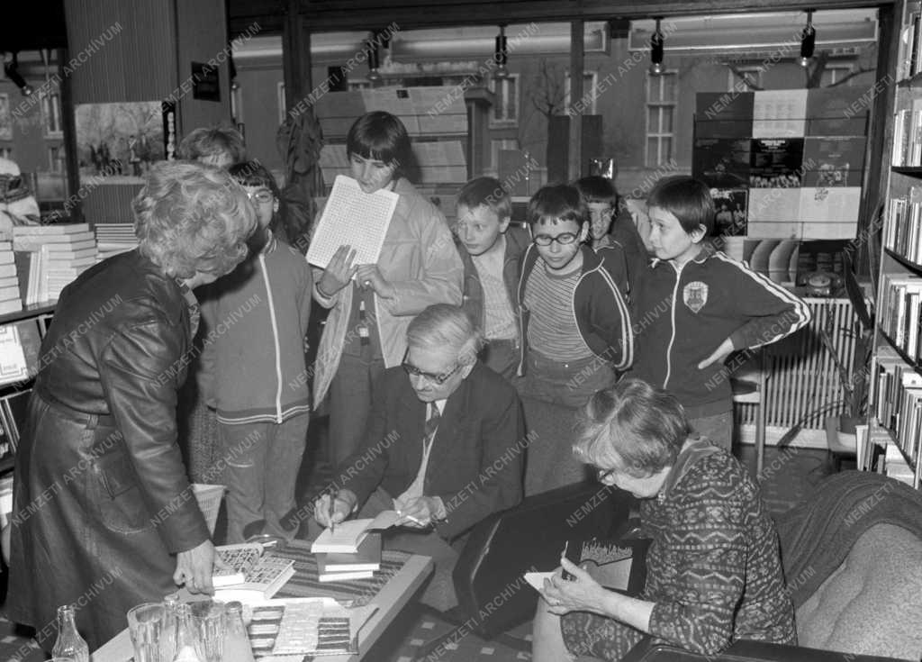 Kultúra - Költészet napja - Dedikálás